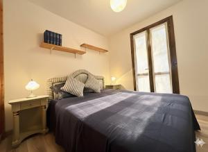 ein Schlafzimmer mit großem Bett und Fenster in der Unterkunft 8 ARBOUSIERS VILLA 16 in Bonifacio