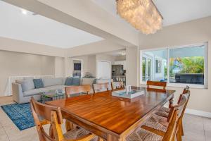 Un comedor con una mesa y un sofá. en Serene Home with Skiff Dockage & Access to Private Bayfront Beach, en Lower Matecumbe Beach