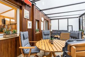 アルンスベルクにあるFuchsbau Voßwinkelの木製のテーブルと椅子のあるダイニングルーム