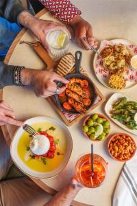 Jídlo v hotelu nebo okolí