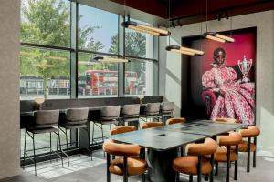 Posezení v ubytování Radisson RED London Twickenham