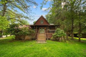 a small house in the middle of a yard at Bridgepoint Cabin in Banner Elk