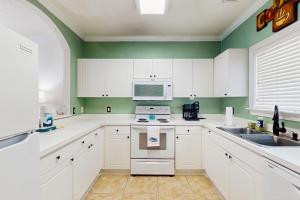 Kuchyň nebo kuchyňský kout v ubytování River Crossing 124