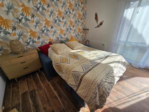 - une chambre avec un lit, une table et un mur dans l'établissement Studio TY PASSE-TEMPS, à Saint-Pierre-Quiberon