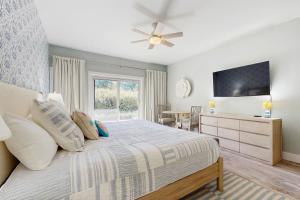 デスティンにあるTOPSL Summit 106Aのベッドルーム(ベッド1台、テレビ、テーブル付)