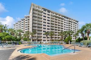 デスティンにあるTOPSL Summit 106Aの大きなスイミングプール付きの大きなアパートメントです。