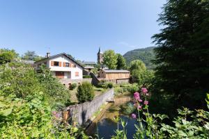 フロラックにあるGîte Chez Monique 4/7 personnes à Floracの川と花のある小さな村