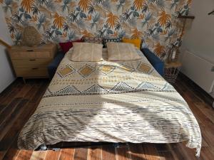 - un grand lit dans une chambre avec un mur dans l'établissement Studio TY PASSE-TEMPS, à Saint-Pierre-Quiberon