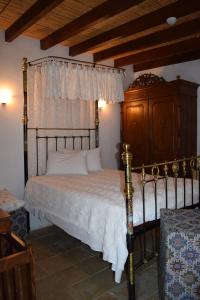 1 dormitorio con 1 cama grande y cabecero de madera en Lasa Heights Hotel, en Lasa