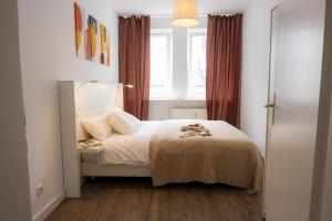 a small bedroom with a bed and a window at Kaisercity Apartment 5 in Nürnberg