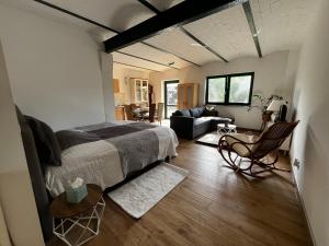 Un dormitorio con una cama y una sala de estar. en Goldnebel, en Oranienburg