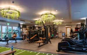 Fitness centrum a/nebo fitness zařízení v ubytování Thorpe Park Hotel and Spa