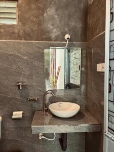 un baño con lavabo y espejo en Bananas Mirissa, en Mirissa 89 fotos más