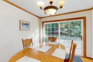 ein Esszimmer mit einem Tisch und einem großen Fenster in der Unterkunft Eureka Charmer in Fields Landing