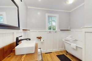 ein Badezimmer mit Waschbecken und Badewanne in der Unterkunft Eureka Charmer in Fields Landing + 14 Fotos