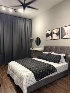 a bedroom with a bed and a ceiling fan at Mahkota Valley Suite, Lemmie Stay in Kuantan