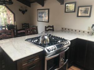 Kuchyň nebo kuchyňský kout v ubytování Dollar Point for 10 with hot tub-One block to the beach