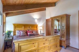 Giường trong phòng chung tại Dollar Point for 10 with hot tub-One block to the beach +16 ảnh