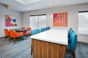 a conference room with a table and chairs at Holiday Inn Express & Suites Sioux Falls Southwest by IHG in Sioux Falls +52 photos