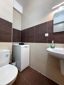 une salle de bains avec toilettes et lavabo dans l'établissement Viva La Vida By Iulius Mall, à Someşeni 18 autres photos