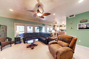 Posezení v ubytování Escape Ocean View l Large Deck Sleeps 10