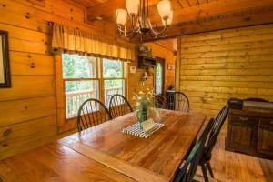 Gambar di galeri bagi 2 Cubs Cabin di Blowing Rock