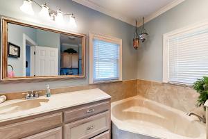 Koupelna v ubytování Escape Ocean View l Large Deck Sleeps 10 + 27 fotografií