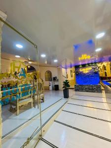 a room with a swimming pool and a gym at Hotel Las Americas Confort in Estación El Salto