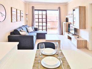 ein Wohnzimmer mit Sofa und Tisch in der Unterkunft Casa Marley – Balcòn Del Mar in Costa Del Silencio