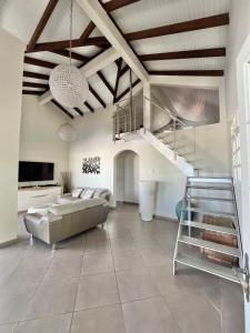 TV a/nebo společenská místnost v ubytování Villa Maëva, A l'entrée du Diamant