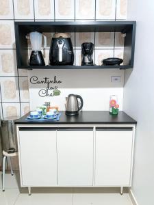 a counter in a kitchen with a counter top at Casa Completa em Foz do Iguaçu in Foz do Iguaçu