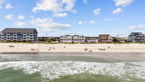 Blick auf einen Strand mit Eigentumswohnungen im Hintergrund in der Unterkunft The Beach Is Back in Myrtle Beach