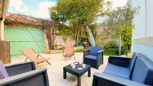 Posezení v ubytování Spacieuse villa dans le centre du village à proximité de la mer et du port