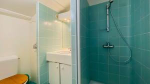 Koupelna v ubytování Spacieuse villa dans le centre du village à proximité de la mer et du port + 6 fotografií