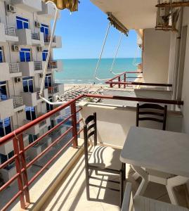 都拉斯Sasso Bianco Apartment's的带桌椅和海景的阳台