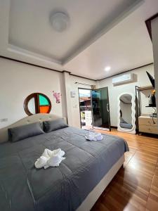 Un dormitorio con una cama grande con toallas. en Koh Libong Maldives Homestay, 