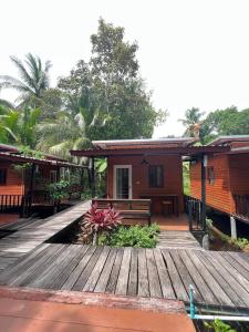 にあるKoh Libong Maldives Homestayの木造の家の出口
