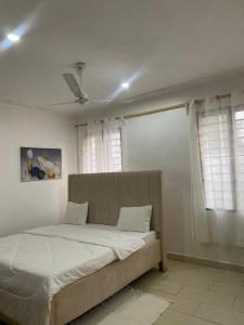 uma cama num quarto com uma ventoinha de tecto em Upendocozy villa em Praia de Diani mais 17 fotografias
