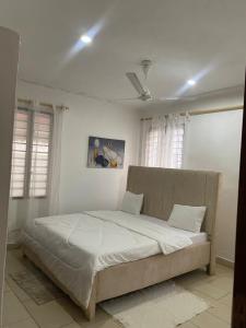 uma cama num quarto com tecto em Upendocozy villa em Praia de Diani