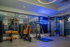 ケタリングにあるKettering Park Hotel and Spaのジム(室内にトレッドミルと設備あり)