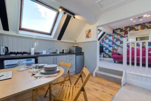 a kitchen and dining room with a table and chairs at Stylish Studio in the Heart of Stamford Perfect Location in Stamford