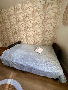 una camera da letto con un letto e un asciugamano sopra di Appartement à Manosque - Centre Historique a Manosque