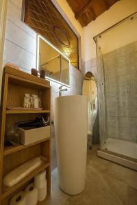 Koupelna v ubytování Antica Residenza del Corso Viterbo appartamento Vittorio Emanuele - centro storico + 15 fotografií