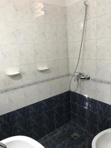 ein Badezimmer mit Dusche und Toilette in der Unterkunft Duplex SM in San Juan