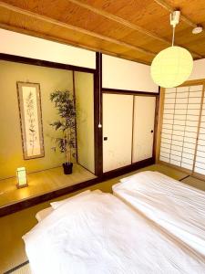 a bedroom with a white bed and a window at yumigahama Eaglehouse in Minamiizu +53 photos