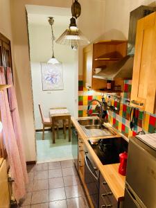 Η κουζίνα ή μικρή κουζίνα στο REALE COLOSSEO TREVI HOME - private garden