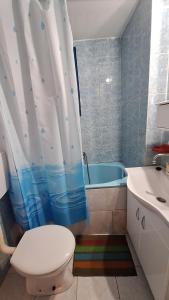 Un baño con inodoro, bañera y lavabo. en Simpi, en Pržno