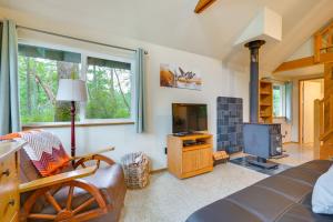 Μια τηλεόραση ή/και κέντρο ψυχαγωγίας στο Cozy Hideaway on Key Peninsula with Serene Views!