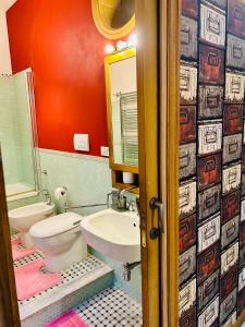 Ένα μπάνιο στο REALE COLOSSEO TREVI HOME - private garden +17 φωτογραφίες