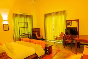 une chambre avec un lit et un salon dans l'établissement Buddothpado International Meditation Center, à Anguruwatota